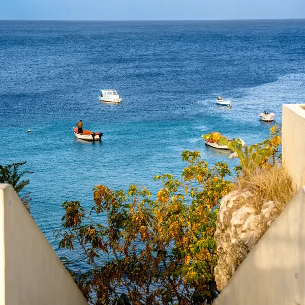 foto van een trap richting de ocean in curacao